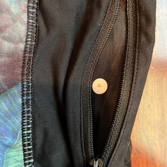 Lululemon Speed Shorts Curious Jungle, Size 4 - Picture 3 of 4